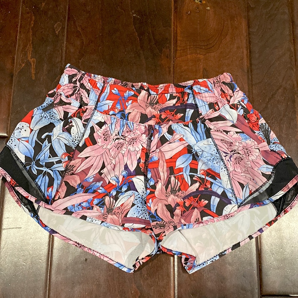 Lululemon Hotty Hot Shorts 2.5 (Size 4)